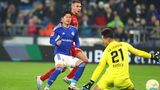 Nur Hertha BSC Berlin steht als Absteiger fest. Der zweite direkte Abstiegsplatz ist noch zu vergeben, im Moment steht dort Schalke. Aber auch Stuttgart (Platz 15) und Bochum (Platz 16) können noch ganz unten reinrutschen. Der Nachteil der Schalker ist, dass sie auf Ergebnisse auf fremden Plätzen angewiesen sind und mit RB Leipzig einen schweren Gegner haben. Ihnen reicht ein Unentschieden für den Sprung auf den Relegationsplatz, wenn Bochum verliert. Es würde dann Punktgleichheit herrschen und Schalke hätte das bessere Torverhältnis.