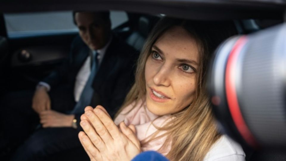 Eva Kaili bei ihrer Überstellung in Hausarrest Mitte April