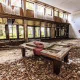 Wenn autoritäre Machthaber im Luxus schwelgen, bekommt die Öffentlichkeit davon selten etwas zu Gesicht. Der ehemalige jugoslawische Präsident auf Lebenszeit Tito besaß mehr als 30 private Residenzen. Die Villa Izvor (zu Deutsch Villa Quelle) war eine davon. eine Art Burg mit mächtigen Elementen aus Naturstein, Beton, Säulen und Marmor. Der gesamte Nordflügel war Tito vorbehalten. Es gab eine Bowlingbahn, ein Kino und einen Billiard-Saal.   Nach Totoas Tod 1980 ging das Anwesen in den Besitz des Nationalparks Plitvocer Seen über. Währen des Kroatien-Kriegs Anfang der 1990er Jahre begannen die Plünderungen. Sogar die Filzbespannung der Billiard-Tische kam abhanden. 