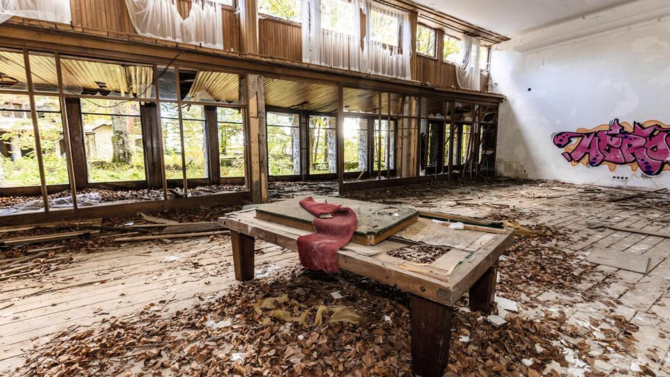 Wenn autoritäre Machthaber im Luxus schwelgen, bekommt die Öffentlichkeit davon selten etwas zu Gesicht. Der ehemalige jugoslawische Präsident auf Lebenszeit Tito besaß mehr als 30 private Residenzen. Die Villa Izvor (zu Deutsch Villa Quelle) war eine davon. eine Art Burg mit mächtigen Elementen aus Naturstein, Beton, Säulen und Marmor. Der gesamte Nordflügel war Tito vorbehalten. Es gab eine Bowlingbahn, ein Kino und einen Billiard-Saal.   Nach Totoas Tod 1980 ging das Anwesen in den Besitz des Nationalparks Plitvocer Seen über. Währen des Kroatien-Kriegs Anfang der 1990er Jahre begannen die Plünderungen. Sogar die Filzbespannung der Billiard-Tische kam abhanden. 