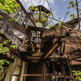 Die Ruine wird überragt von einem zerfallenen Aussichtsturm. Die fast losen Balken der einst spektakulären Konstruktion ächzen heute um die Wette. Eine Sanierung ist unmöglich. Aber abreißen will das zerschossene Besucherzentrum auch niemand. 