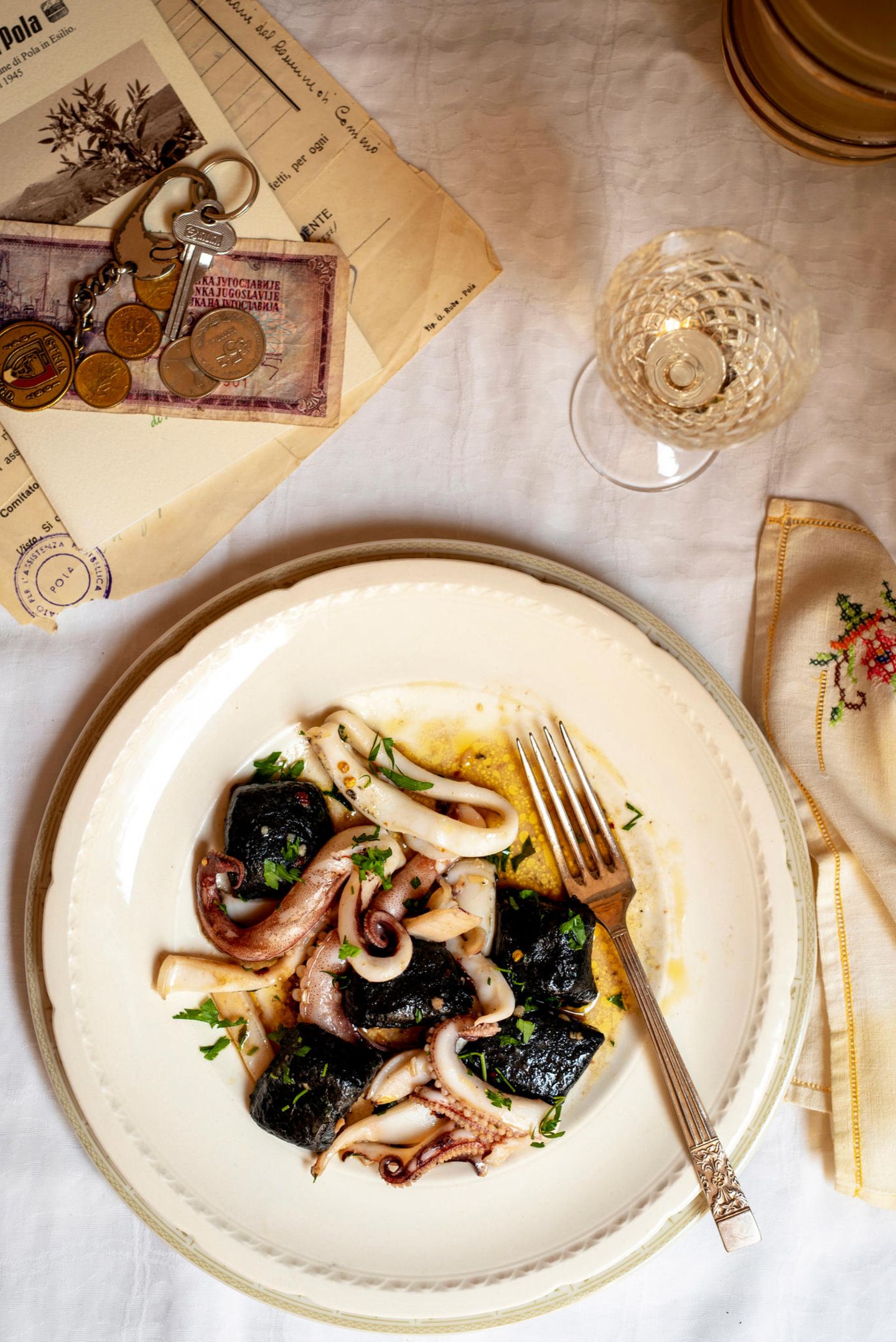 Schwarze Gnocchi mit Tintenfischen