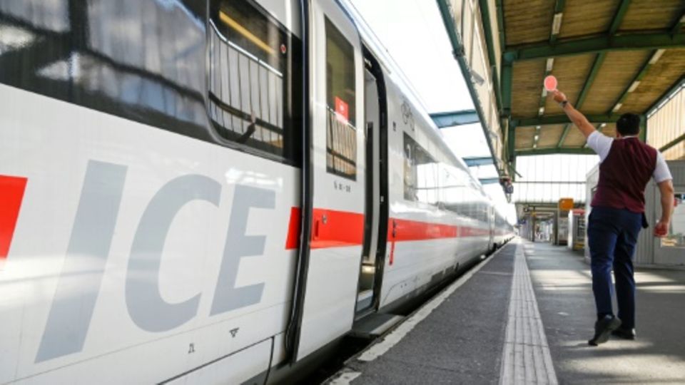 ICE im Bahnhof Stuttgart im Mai 2023