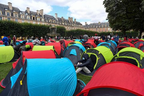 Demonstration gegen die prekären Lebensbedingungen von Obdachlosen in Paris. Kurz vor Olympia sollen die Wohnungssuchenden umgesiedelt werden (Archivbild).
