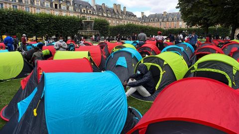 Demonstration gegen die prekären Lebensbedingungen von Obdachlosen in Paris. Kurz vor Olympia sollen die Wohnungssuchenden umgesiedelt werden (Archivbild).