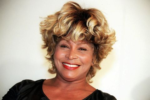 Tina Turner lacht in die Kamera.