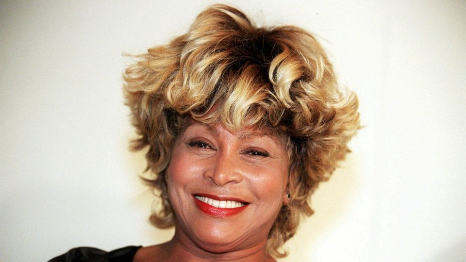 Tina Turner lacht in die Kamera.