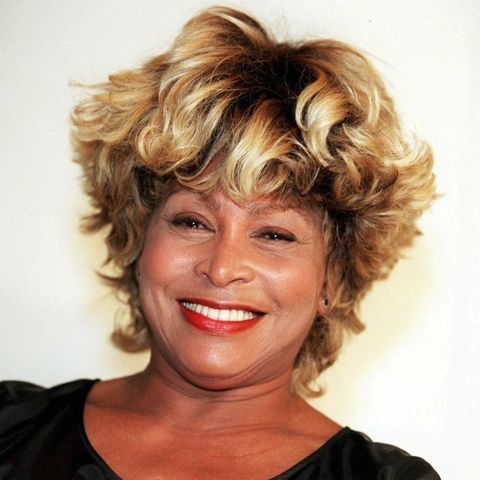 Tina Turner lacht in die Kamera.