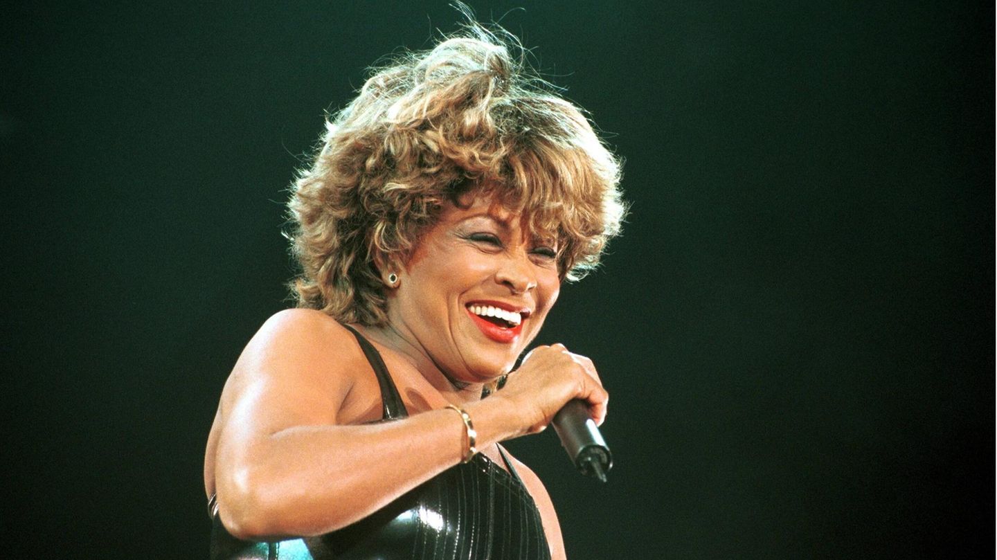 Tina Turner singt in ihr Mikrofon
