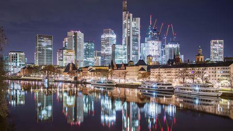 Morgendlicher Blick vom Main auf die Bankentürme Frankfurts