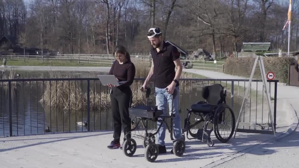 Video: Gelähmter kann dank Hirnimplantaten wieder gehen