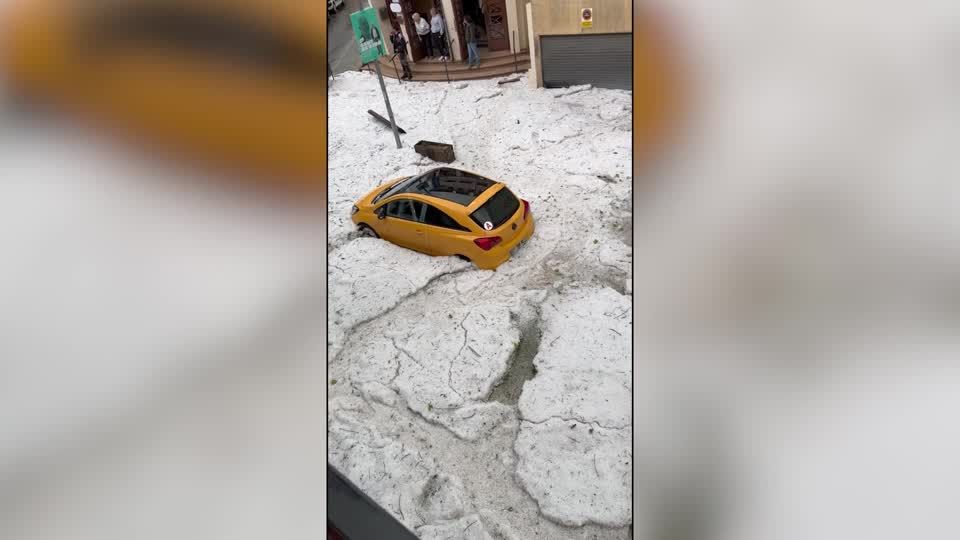 Video: Hagel und Regen treffen spanische Dürregebiete