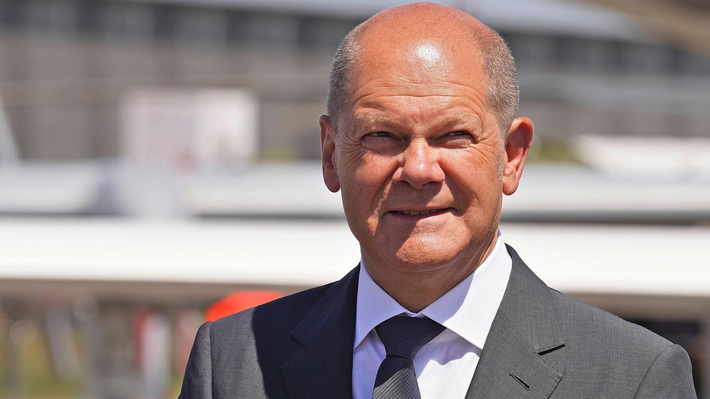Olaf Scholz: Man cheats in convoy and hugs surprised Chancellor