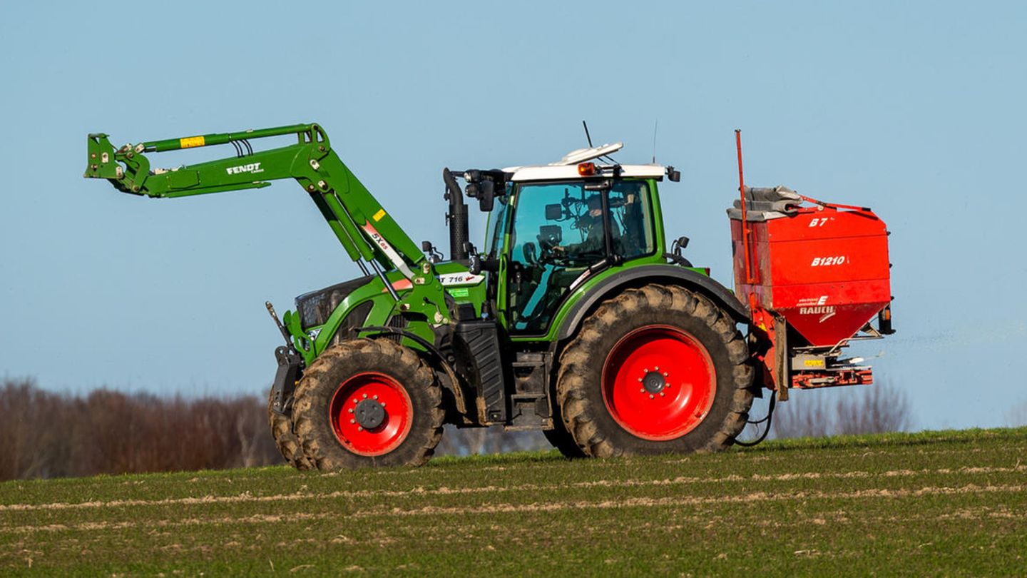 Ein Traktor mit Düngerstreuer (Symbolbild) Ein Traktor mit Düngerstreuer (Symbolbild)