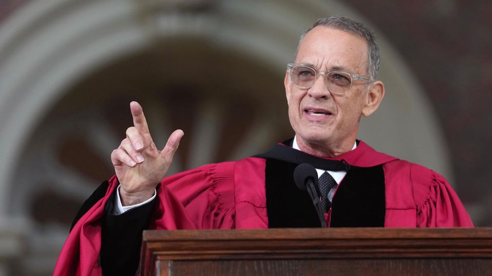 US-Schauspieler Tom Hanks hält eine Rede während der Abschlussfeier der Harvard University.