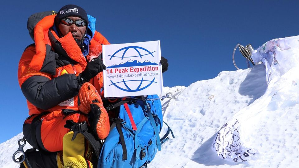 Der nepalesischen Bergsteiger Kami Rita posiert auf dem Gipfel des Mount Everest.