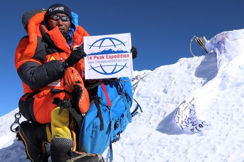 Der nepalesischen Bergsteiger Kami Rita posiert auf dem Gipfel des Mount Everest.
