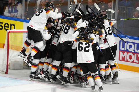 Freudenknäuel: Das deutsche Team feiert nach dem Sieg gegen die Schweiz den Einzug ins Halbfinale.