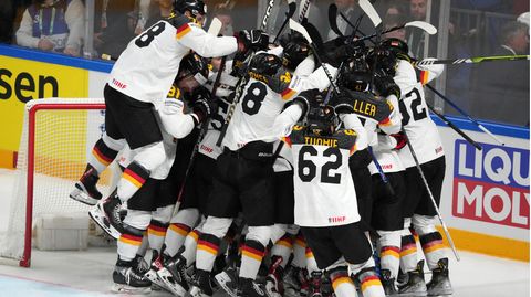 Freudenknäuel: Das deutsche Team feiert nach dem Sieg gegen die Schweiz den Einzug ins Halbfinale.