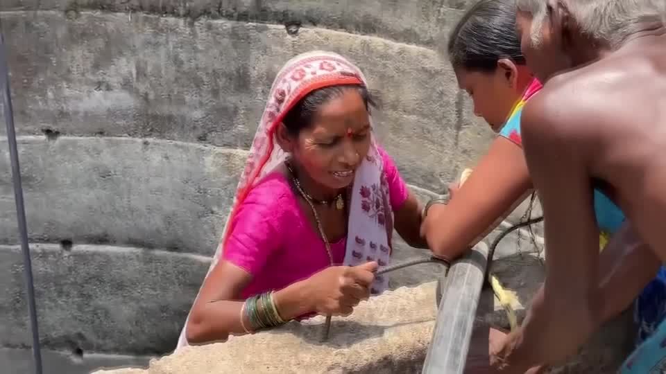 Video: Wasser holen unter Lebensgefahr