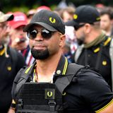 Henry "Enrique" Tarrio steht in einer Gruppe "Proud Boys"