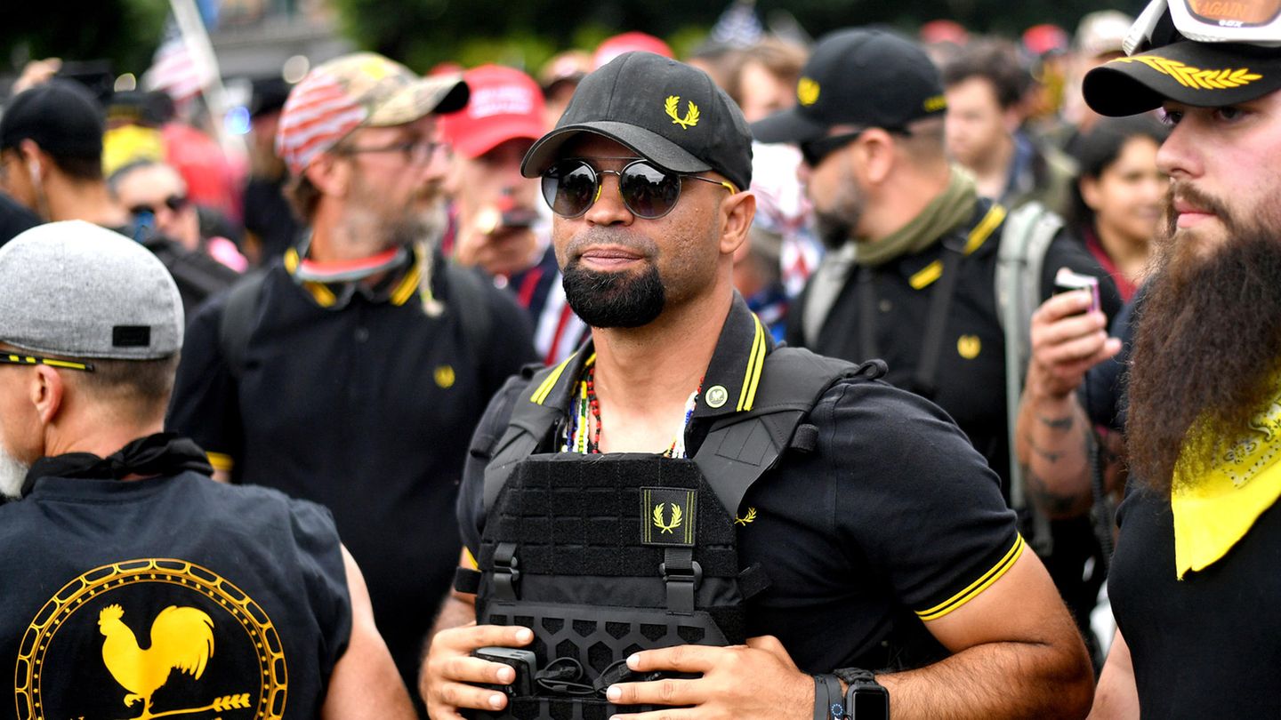 Henry "Enrique" Tarrio Henry "Enrique" Tarrio steht in einer Gruppe "Proud Boys"