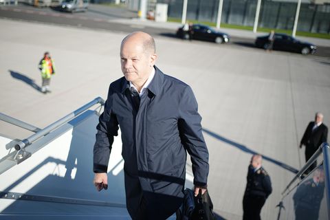 Olaf Scholz steigt in ein Flugzeug