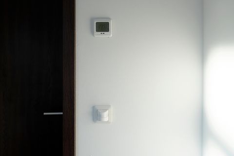 Ein WLAN-Lichtschalter ist neben einer Tür befestigt
