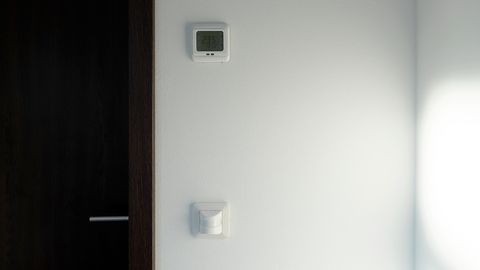 Ein WLAN-Lichtschalter ist neben einer Tür befestigt
