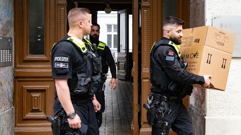 Razzia gegen die Letzte Generation: Polizisten sichern nach einer Hausdurchsuchung in Berlin Beweismaterial.