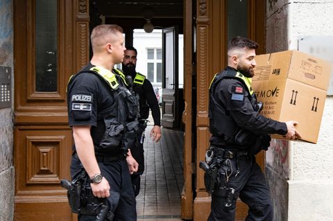 Razzia gegen die Letzte Generation: Polizisten sichern nach einer Hausdurchsuchung in Berlin Beweismaterial.
