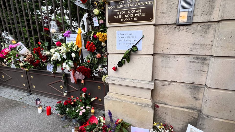 Tina Turner Trauer Wohnhaus Nachbarn und Fans haben Blumen und Wünsche vor dem Tor von Tina Turners privatem Anwesen abgelegt