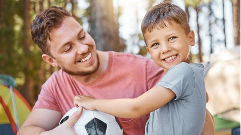 Vater und Sohn mit einem Fußball