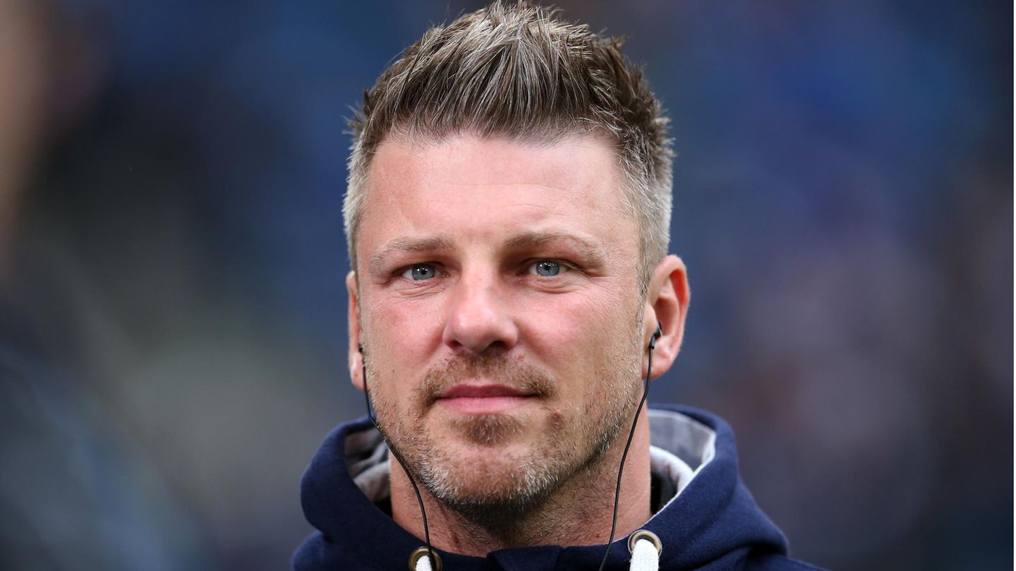 Lukas Kwasniok, Trainer des SC Paderborn, im Hamburger Volksparkstadion