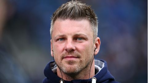 Lukas Kwasniok, Trainer des SC Paderborn, im Hamburger Volksparkstadion