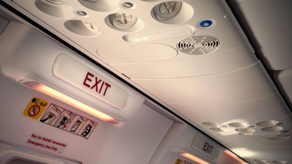 Der Notausgang eines Flugzeugs