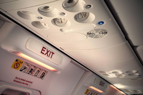 Der Notausgang eines Flugzeugs
