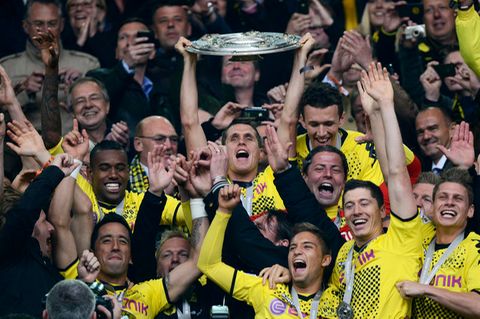 Spieler von Borussia Dortmund mit der Meisterschale