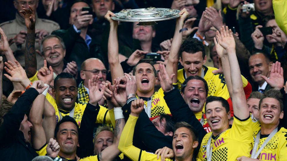 Spieler von Borussia Dortmund mit der Meisterschale