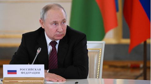 Der russische Präsident Wladimir Putin bei einem Treffen im Kreml mit den Staatschefs von Armenien und Aserbaidschan