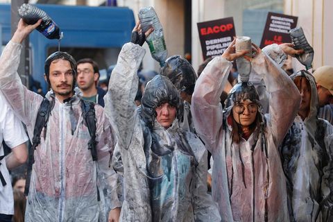 Klima-Proteste: Demonstrierende übergießen sich mit Öl