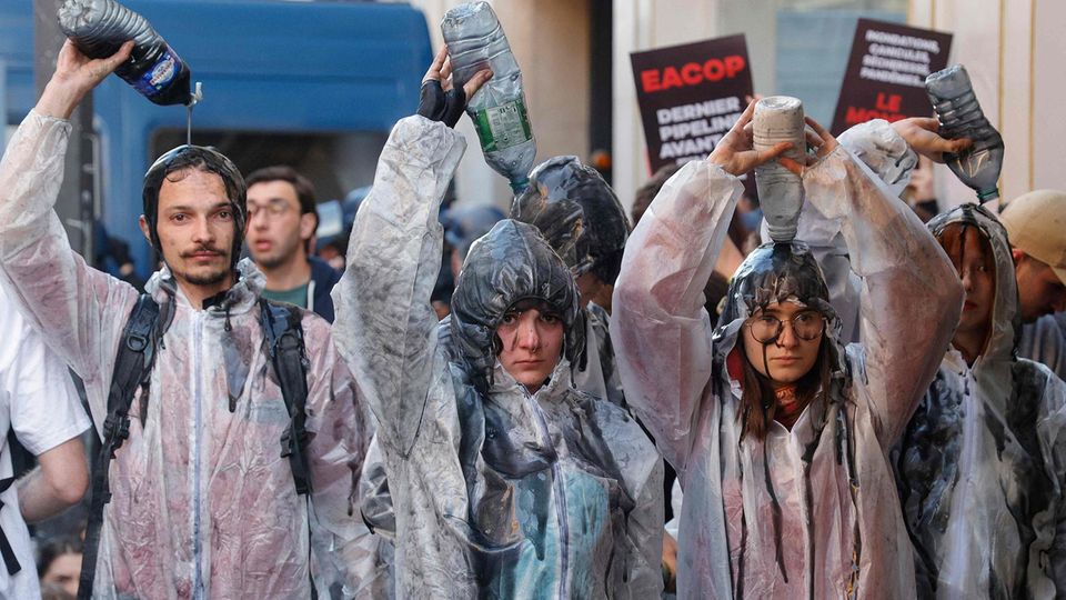 Klima-Proteste: Demonstrierende übergießen sich mit Öl
