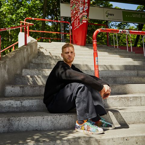 Timo Baumgartl: Fußballer, gerade vom Krebs genesen, sitzt auf der Tribüne von Union Berlin
