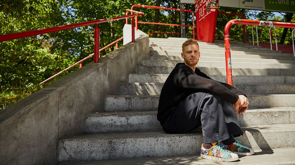 Timo Baumgartl: Fußballer, gerade vom Krebs genesen, sitzt auf der Tribüne von Union Berlin