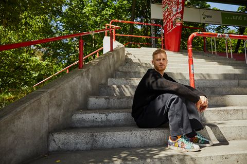 Timo Baumgartl: Fußballer, gerade vom Krebs genesen, sitzt auf der Tribüne von Union Berlin