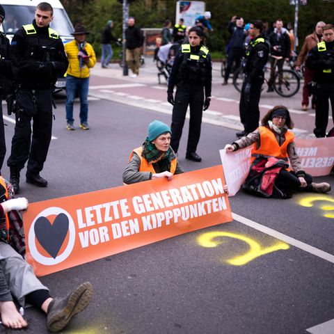 Klimaaktivisten "Letzte Generation" blockieren eine Straße