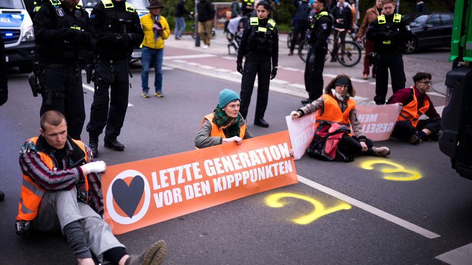 Klimaaktivisten "Letzte Generation" blockieren eine Straße