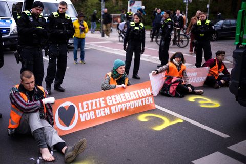 Klimaaktivisten "Letzte Generation" blockieren eine Straße