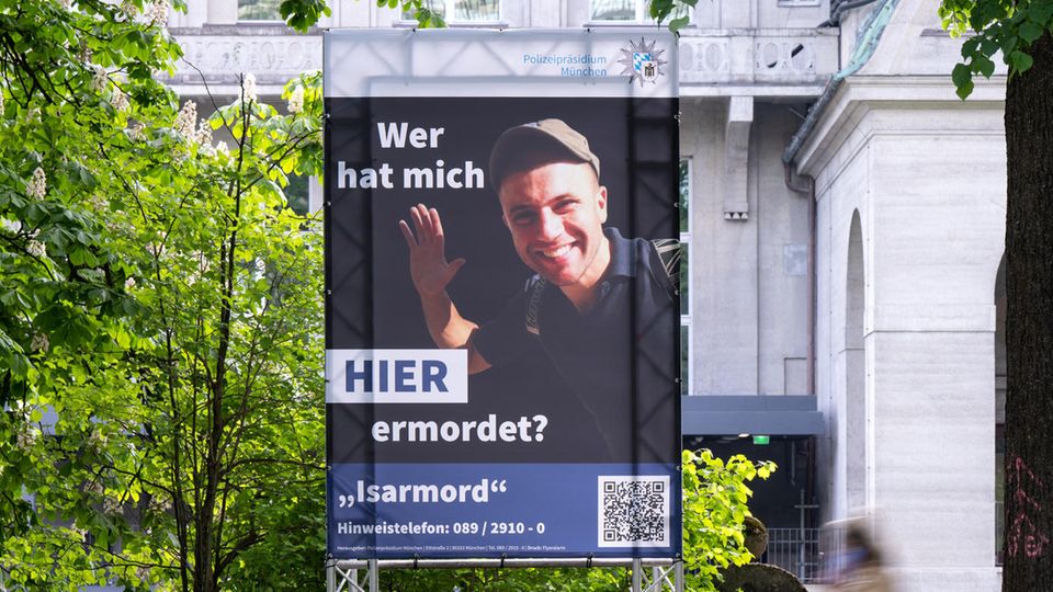 Plakat mit einem Foto von Domenico Lorusso und der Aufschrift „Wer hat mich hier ermordet?“