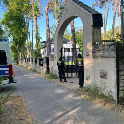 Polizeibeamte am Donnerstag vor dem Abou-Chaker-Anwesen in Kleinmachnow. Im Hintergrund zu sehen: Das Haus von Arafat Abou-Chakers Bruder Yasser.